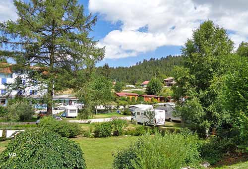 Camping À l'Eau Vive