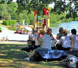 Camping du Houssay - tables de pique nique ombragées