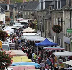 Camping municipal du Vieux Châtel - marché le lundi matin à Combourg