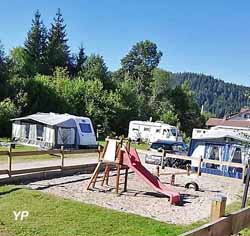 Camping À l'Eau Vive